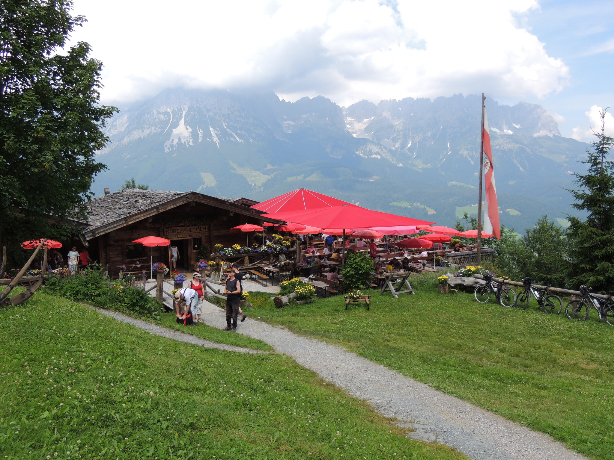 Die Rübezahlalm ist eine urige Hütte auf 1200m in Ellmau mit Blick auf ...
