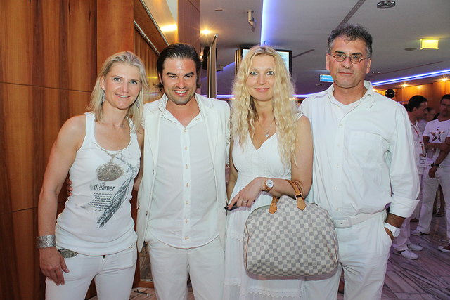 Veranstalter Stefan Markowitz (2.v.l.) im Casino Velden. | Foto: Sina