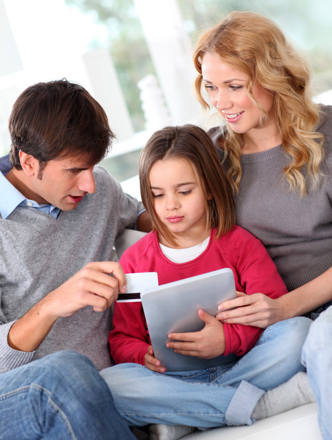 Kinder lernen schon von klein auf mit dem Computer, Tablets und Co umzugehen. | Foto: goodluz/Fotolia