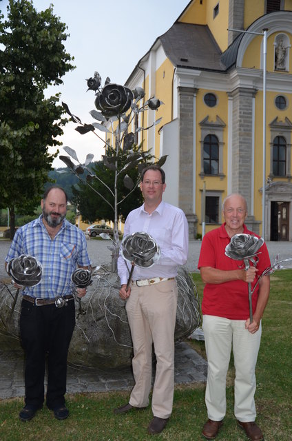 Mit den neuen Friedensrosen; v.l.: Pius Frank, Sakralkünstler und Initiator der Friedensrose, Altgraf Mag. Niklas Salm-Reifferscheidt (Steyregg), der die Rosenübergabe moderieren wird, und DI Peter Haberfehlner; er stellt für den Schöpfungstag am 1. September 500 Setzlinge zur Verfügung, die ausgeteilt werden.