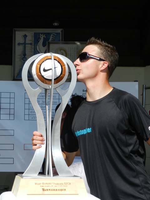 Christopher Trutschnig mit der kunstvoll gestalteten Siegertrophäe vom 1. Soap Soccer Turnier in Kirchdorf