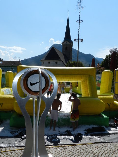 Um diesen tolle Trophäe wurde beim 1. Soap Soccer Turnier vor dem Kirchdorfer Musikpavillon gekämpft.