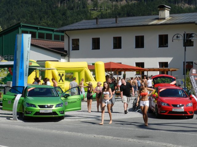 Den weiblichen und männlichen Fans wurde beim "Seifenfußballturnier" in Kirchdorf ein cooles Sportevent geboten.