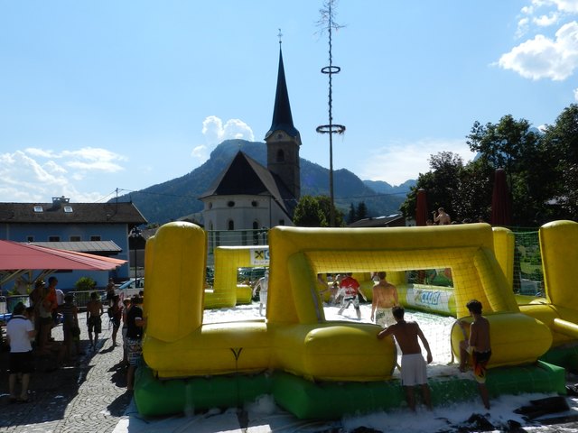 In diesem aufblasbaren Fußballplatz (17m lang und 8m breit), der mit Seife und Wasser besprüht wurde, gab es actionreiche Fußballspiele.