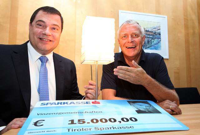 "Soforthilfe in Form von Lebensmittelgutscheinen oder durch die Bezahlung einer ausstehenden Rechnung, bevor der Strom abgeschaltet wird kommt genau dort an, wo es am dringendsten notwendig ist", so Christoph Wötzer (rechts). | Foto: Tiroler Sparkasse