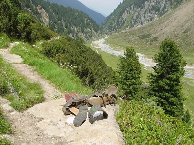 Noch während der Wanderung zur Sulzenauhütte haben diese ausgeliehenen Bergschuhe ausgedient - Eva Poherzelsky aus Molln hatte glücklicherweise ein Ersatzpaar dabei - und konnte den Wilde-Wasser-Weg noch weiter gehen.