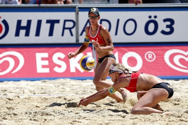 Nach dem ersten Sieg im zweiten Match konnten die Schwaigers bereits wieder lächeln. | Foto: Presse Schwaiger