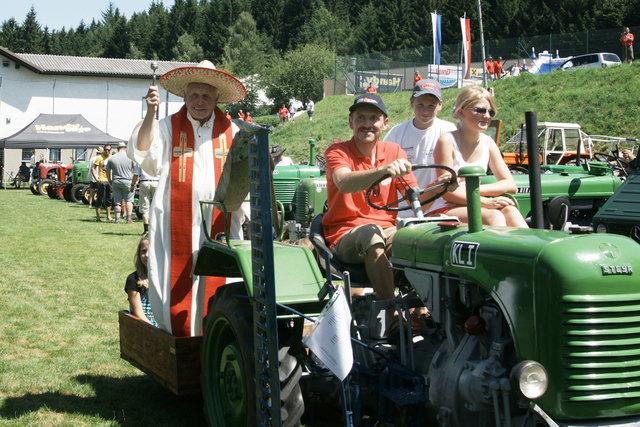 Pfarrer Franz Kessler bei der Fahrzeugsegnung | Foto: Privat