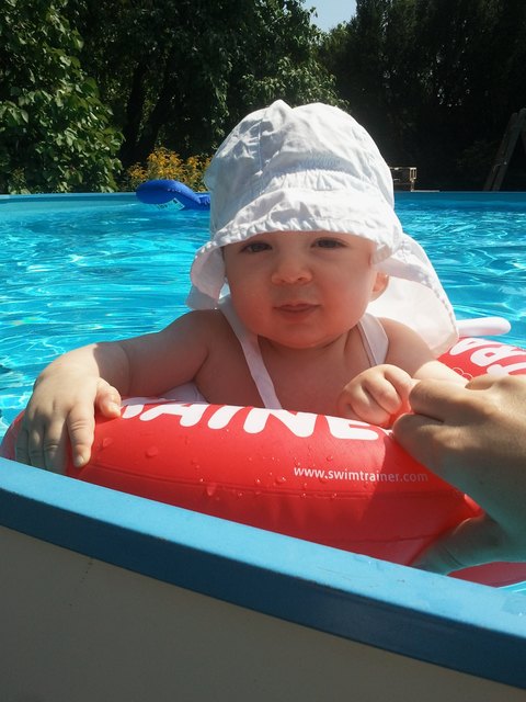 Unser Sonnenschein im Wasser. Auch er genießt das kühle Nass.