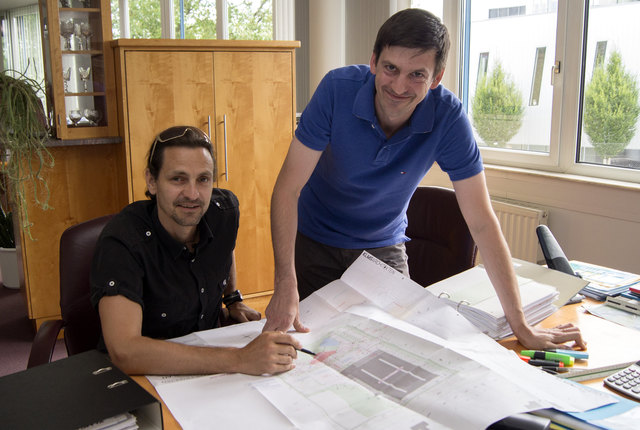 Norbert Schribertschnig und Markus Binder mit dem Bauplan für des "Projekt Zukunft" in Brodersdorf