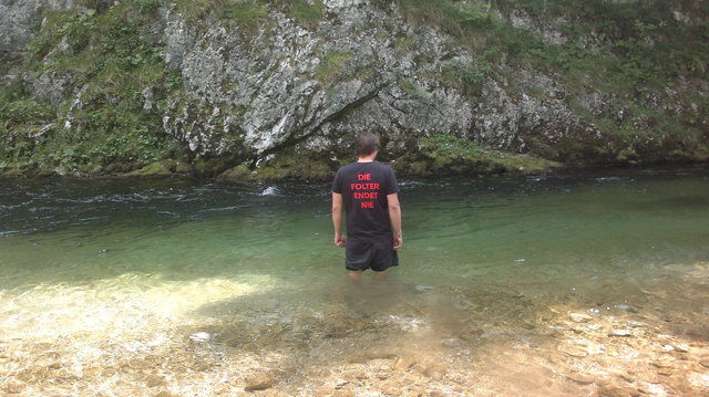 Eine Abkühlung im kalten Fluss :)