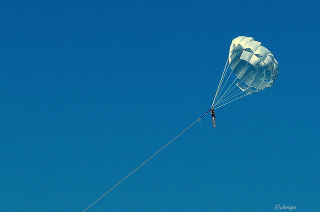 Fliegen wie ein Vogel über dem Wasser