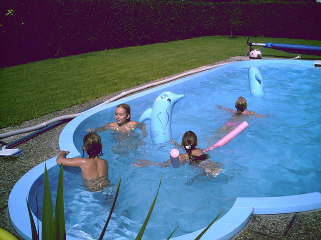 im Pool vom Onkel,was gibt es schöneres !!
