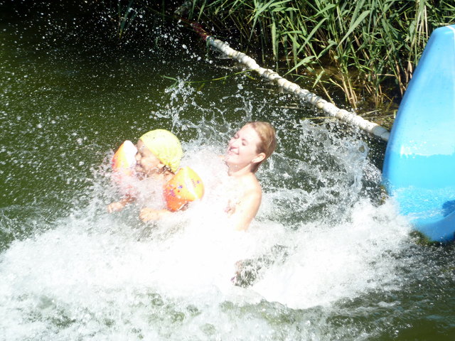 Meine Sarah-Karolina mit kleiner Freudin Lisa im Tullner Freibad Wasserspass pur am 21.7.2013 Mein Lieblingsphotomotiv: (meine) Kinder und die Sonne!