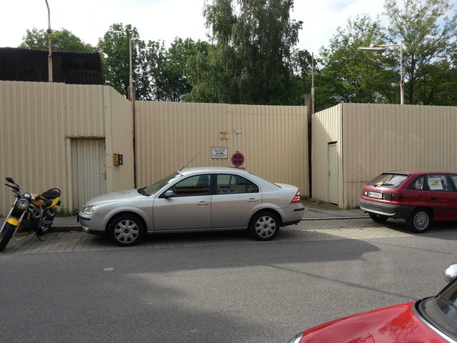 Die große Einfahrt und wie immer verparkt und keine Zustellungsaktivität. Ewaldg.