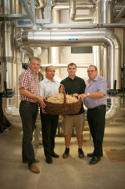Christian Gasselich Firma Big Bales Marchfeld GmbH, Josef Daubeck Vizebürgermeister der Stadtgemeinde Gänserndorf, Ing. Karl Flor Projektleiter EVN Wärme, Kurt Burghardt Bürgermeister der Stadtgemeinde Gänserndorf. | Foto: EVN/Rumpler