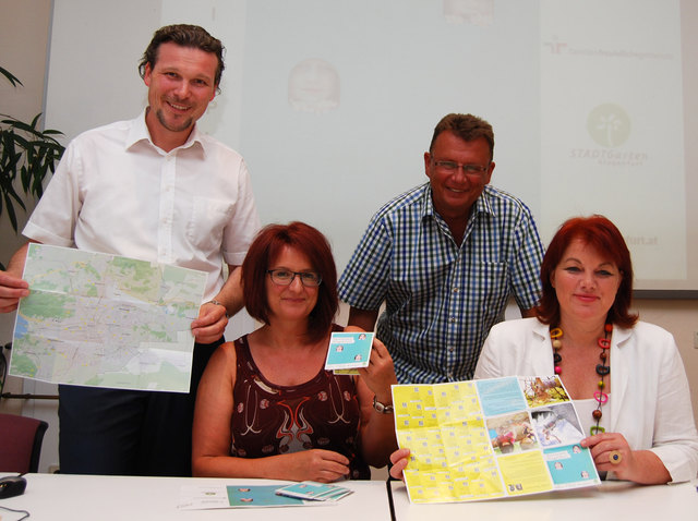Stadtrat Wolfgang Germ mit Mag. Daniela Obiltschnig, Leonard Wallisch und Stadträtin Mag. Andrea Wulz mit dem neuen Spielplatz-Übersichtsplan. (v.l.)
