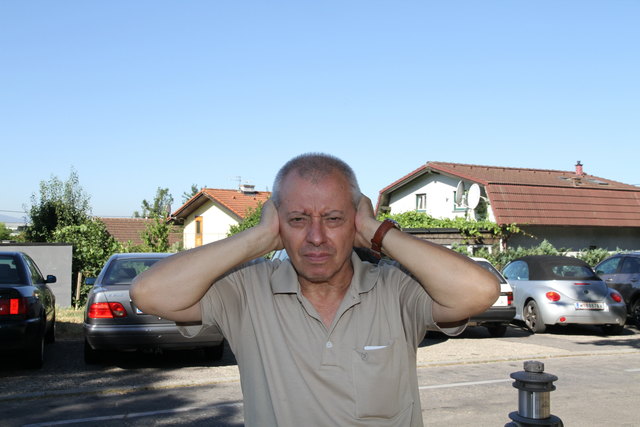 Fluglärm auch über den Schrebergärten am Laaerberg: Deltcho Braykov muss sich oft die Ohren zuhalten. | Foto: Klinger