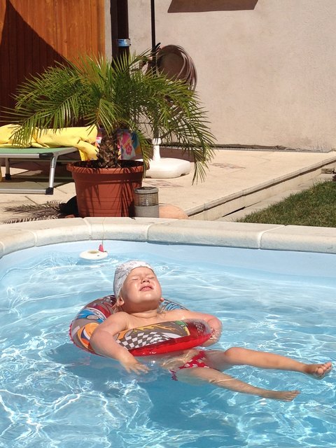 So Cool ist Lilly Sophie im Pool