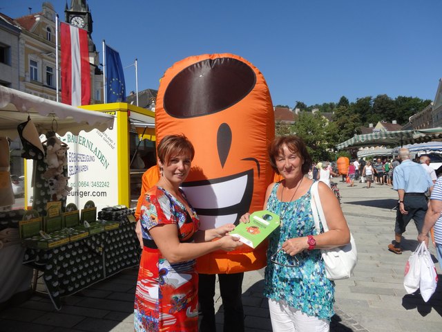 Silke Leitzinger (GVU, li.) und das Mobag-Maskottchen beim Verteilen der Säcke. | Foto: GVU