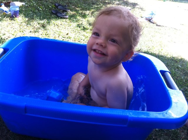 Ben in der Wanne, auch genannt "Oma-Pool".