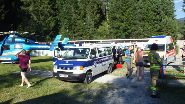Ein Großaufgebot an Helfern war am Urisee. Doch für den Breitenwanger kam jede Hilfe zu spät. | Foto: ZOOM-Tirol