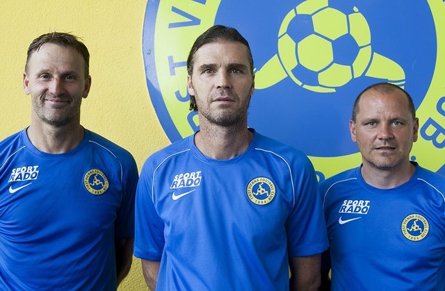 Dieses Bild ist Geschichte: Cheftrainer Gerhard Fellner mit Co-Trainer Markus Tatar (re.) und Torwarttrainer Wolfgang Knaller (li.). | Foto: Ostermann