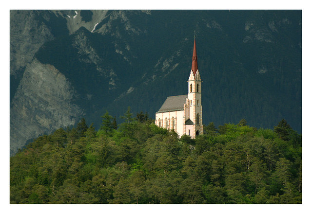 Über die Jahrhunderte hinaus hat die Wallfahrtskirche "Mariahilf  Locherboden" an Faszination nichts eingebüßt. Schon Mitte des 18. Jahrhunderts wurde der Locherboden wegen der hier vollzogenen Wunderheilungen weit über die Landesgrenzen hinaus berühmt. Daraufhin begann  man mit Ende dieses Jahrhunderts dem Bau dieser neugotischen Wallfahrtskirche, welche 1901 eingeweiht wurde und seither zur Pilgerstätte vieler Hilfesuchender wurde. Diese Stätte der Kraft zieht die Menschen heute noch in ihren Bann. © Ing.