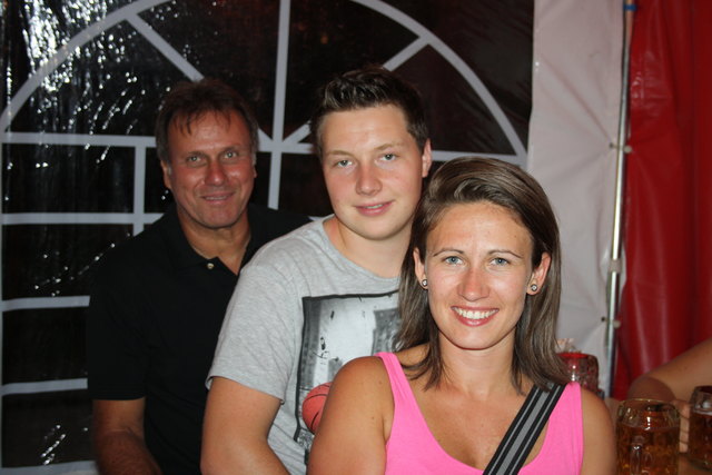 Helmut, Manuel und Sabrina machten es sich in der Weinlaube gemütlich.