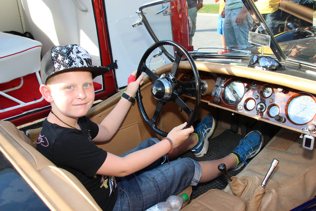 Die Oldtimer waren Anziehungspunkt für Jung und Alt - Lukas durfte sogar in einem Jaguar (Bj 1953) Platz nehmen.