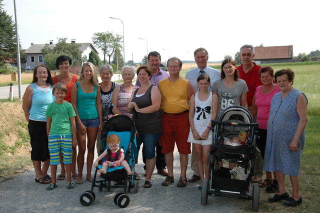 Christa Pfeffer, Sebastian, Sonja und Kerstin Heider, Maria Pregesbauer, Martha Thor, Petra Pöltner mit Jasmin, Stadtrat Erwin Engelmayr, Ortsvorsteher Rudolf Böhm, Bürgermeister Herbert Prinz, Vanessa und Ingeborg Beck, Straßenmeister Hannes Kerschbaum, Rosalia Kolm mit Enkerl Dominik und Hermine Schrabauer (v.l.n.r.) freuen sich über den neuen Geh- und Radweg. | Foto: privat