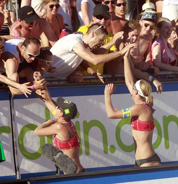 Abklatschen nach dem Finale: Alle wollten zu Doris und Steffi Schwaiger. | Foto: ÖOC Schwaiger-Sisters