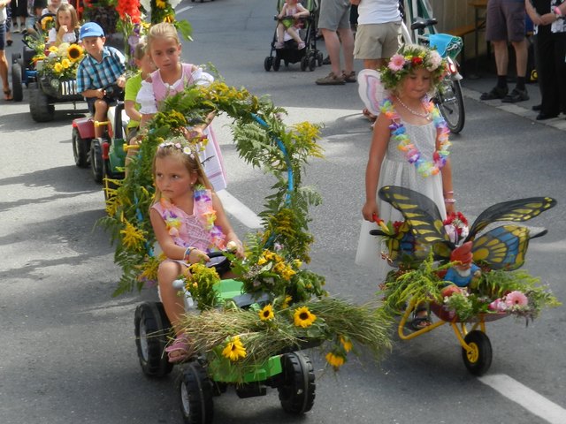 Die Kinder waren auch beim bunten Blumencorso die großen Stars bei der 28. Kirchdorfer Sommernacht und bekamen viel Applaus