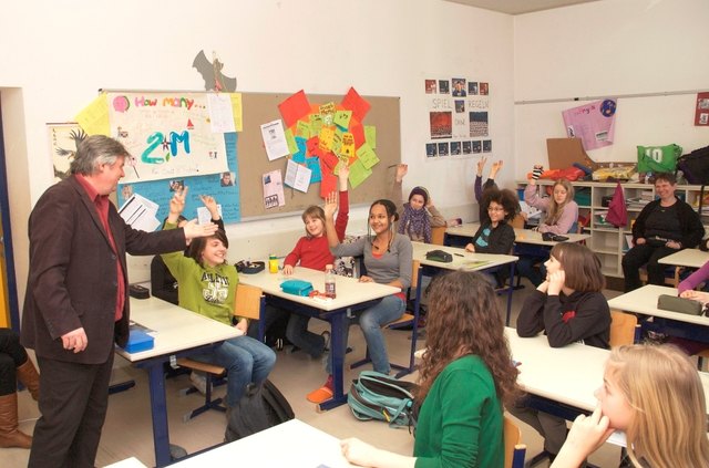 Peter Flink von der Krebshilfe erarbeitete mit den Schülern in den Linzer Schulen was zu einem gesunden Leben dazugehört. | Foto: Krebshilfe