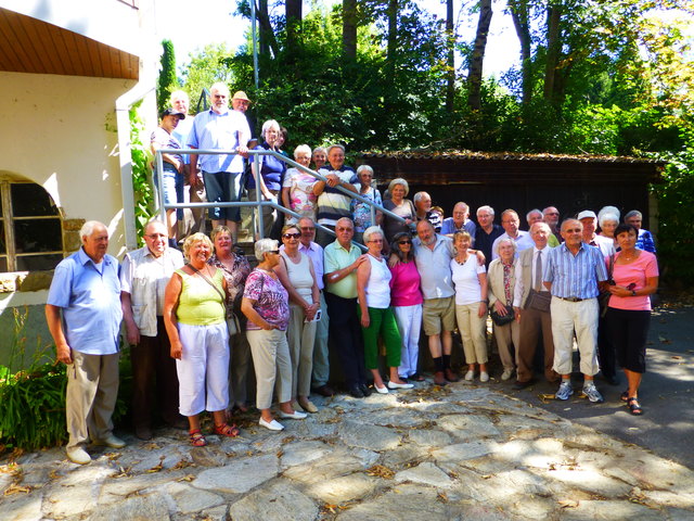Gruppenbild mit den Göppingern beim Museum Kierling, links außen Kustos Herbert Hüpfel und Hans Bernlöhr. Bild Mitte, umgeben von feschen Göppingerinnen, mit kurzer Hose, Fritz Chlebecek. | Foto: privat