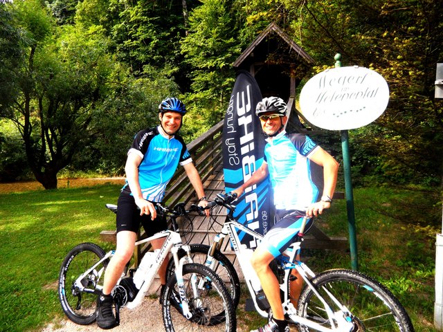 Das Besondere bei den e-Mountainbikes ist, dass auch Menschen mit weniger Kondition den Kick des Geländes erleben können. V.l.n.r.: Josef Dietmann/ Seminar- und Eventhotel Krainerhütte und Karl Kölbl/ Haibike.