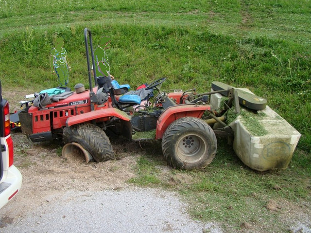 Bei Mäharbeiten im Höllgraben rutschte der Traktor plötzlich dreißig Meter ab und stürzte über eine Böschung. | Foto: FF Frankenfels