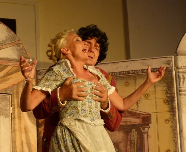 Hauptdarsteller Alfred Pfeifer geht Dorothea Parton an die Wäsche. | Foto: Privat