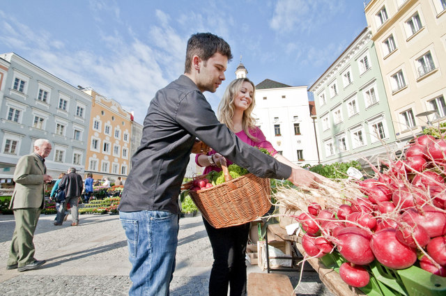 Beim Grünmarkt kann man mit die Qualität überprüfen und mit den Anbietern sprechen. | Foto: Bierregion Innviertel