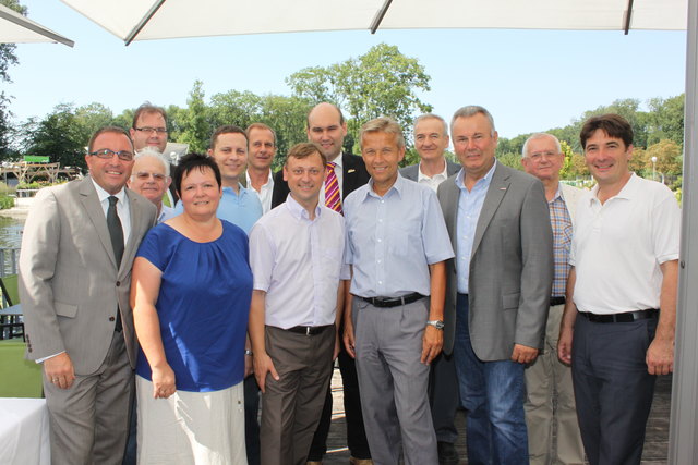 Wirtschafts- und Politikfunktionäre der ÖVP trafen sich zum Austausch – in der Mitte: VP-Staatssekretär Reinhold Lopatka. | Foto: Waculik
