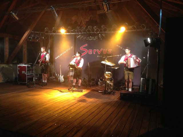 Die Gruppe "Servus aus Tirol" sorgte für Stimmung und Tanz in Fließ. | Foto: Privat