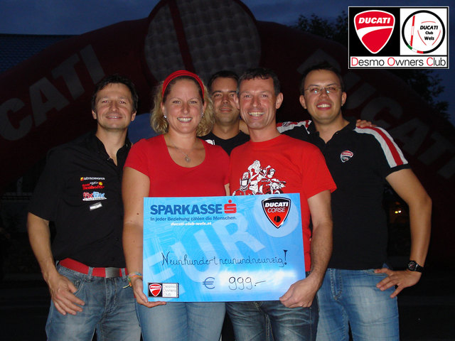 Scheckübergabe bei der Jahresfeier durch Clubpräsident Michael Schuster und dem Vorstand des Ducati Clubs Wels