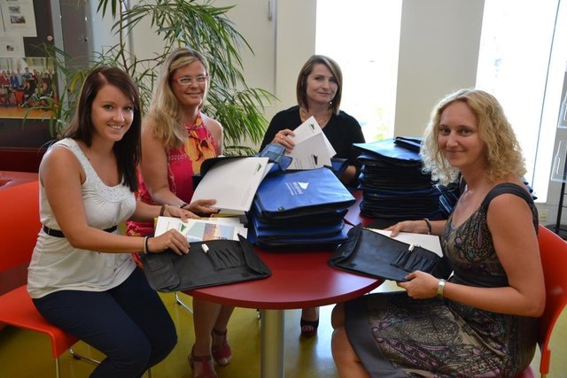 Die Mitarbeiterinnen des Studiengangsmanagements sind mitten in den Vorbereitung der `Welcome-Packages` für die neuen Studierenden der FH Burgenland.
vlnr: Pamela Buchinger, Martina Strobl-Tremmel, Alexandra Baldwin und Martina Leopold.
