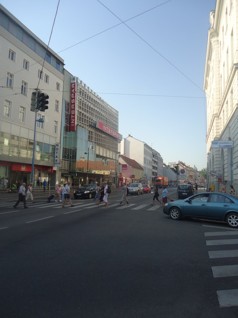 Die Floridsdorfer Hauptstraße wird von vielen FußgängerInnen gequert