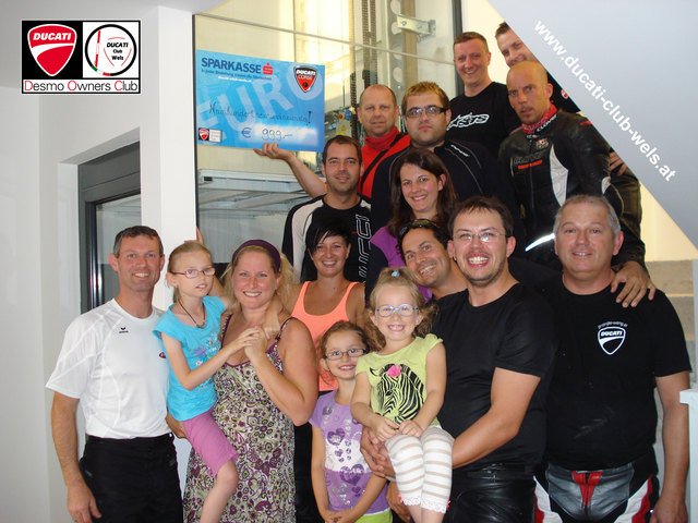 Teil des Ducati Club Wels mit Familie Malzer vor Isabellas Lift