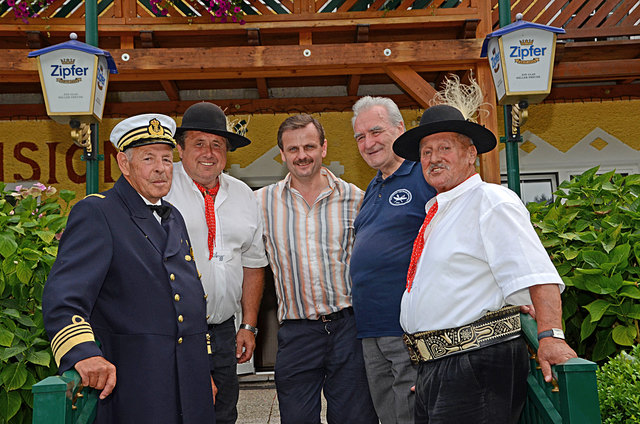 Kapitän Karl-Heinz Mittasch, Obmann Anton Witti, Franz Reisinger, Pfarrer Wolfgang Renoldner und Hugo Dieplinger. | Foto: Pointinger