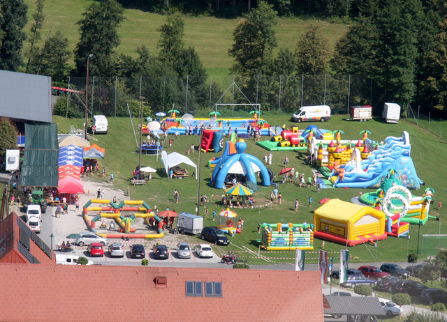 Das bunte Angebot beim Spielefest in Großradl lässt Kinderherzen höher schlagen. | Foto: Rauch