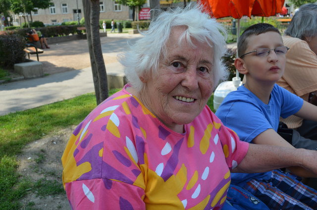 "Golden Girl" Elfriede Schmidt (81) kommt mit ihrem Enkerl Pascal (10) zu den Treffen im Bacherpark.