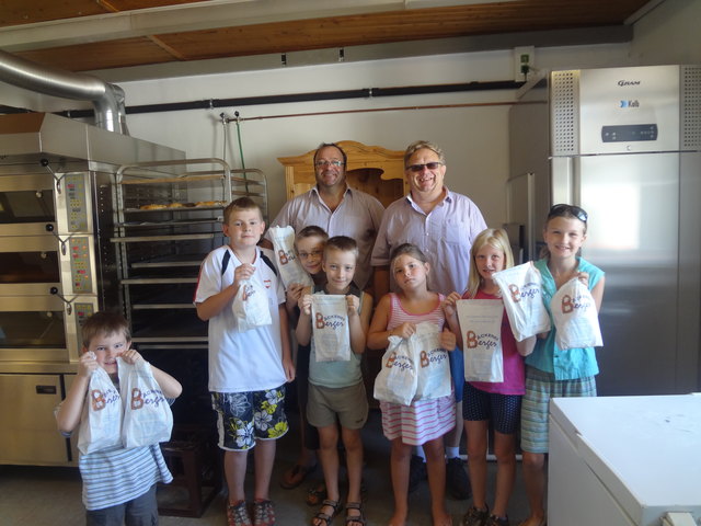 Bäckermeister Berger (li), GR Erwin Willinger sowie im Vordergrund die Kinder mit reicher Ausbeute.