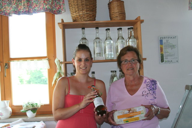 Sonja Dionysio und Katharina Fagerer präsentieren selbst gebrannten Schnaps und ihre beliebten Bioeier.